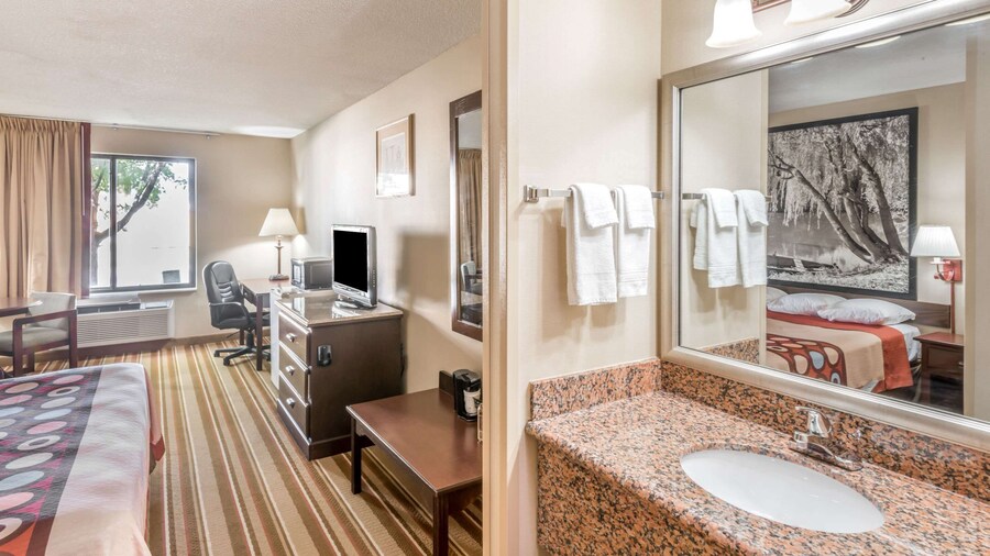 Super 8 by Wyndham Salina I-70