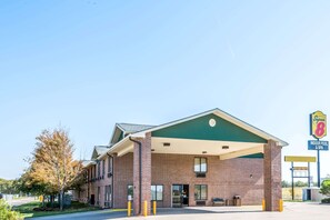 Exterior - Super 8 by Wyndham Salina I-70 (Salina)