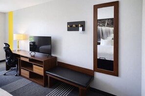 Desk, blackout curtains, free WiFi, bed sheets - Super 8 by Wyndham Salina I-70 (Salina)