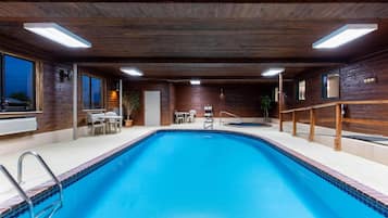 من حمّامات السباحة المغطاة