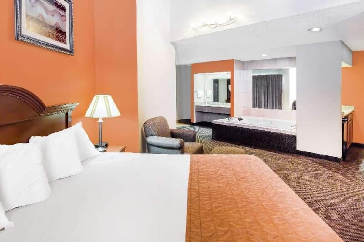 In-room safe, desk, iron/ironing board, free WiFi