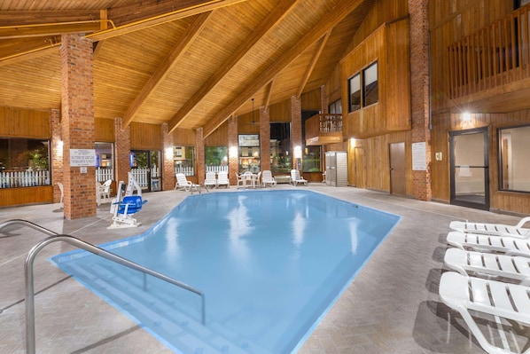 Piscine couverte, accès possible de 11 h 00 à 21 h 00, chaises longues