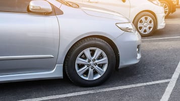 Un estacionamiento con coches estacionados en espacios delimitados.