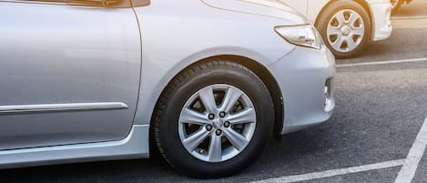 Un estacionamiento con coches estacionados en espacios delimitados.