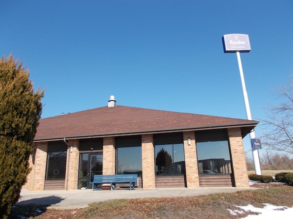 Un bâtiment sur lequel on peut lire l’inscription « Royalton Inn & Suites ».