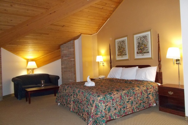 Deluxe Single Room, 1 King Bed, Non Smoking, Refrigerator & Microwave | WiFi (free), alarm clocks, bed sheets
