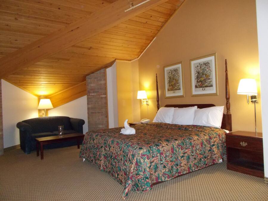 Deluxe Single Room, 1 King Bed, Non Smoking, Refrigerator & Microwave | Free WiFi, alarm clocks, bed sheets