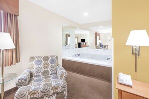 Suite, 1 King-Bett | Zimmersafe, Zustellbetten, kostenloses WLAN, Bettwäsche