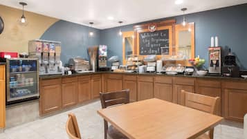Café da manhã para viagem grátis todos os dias