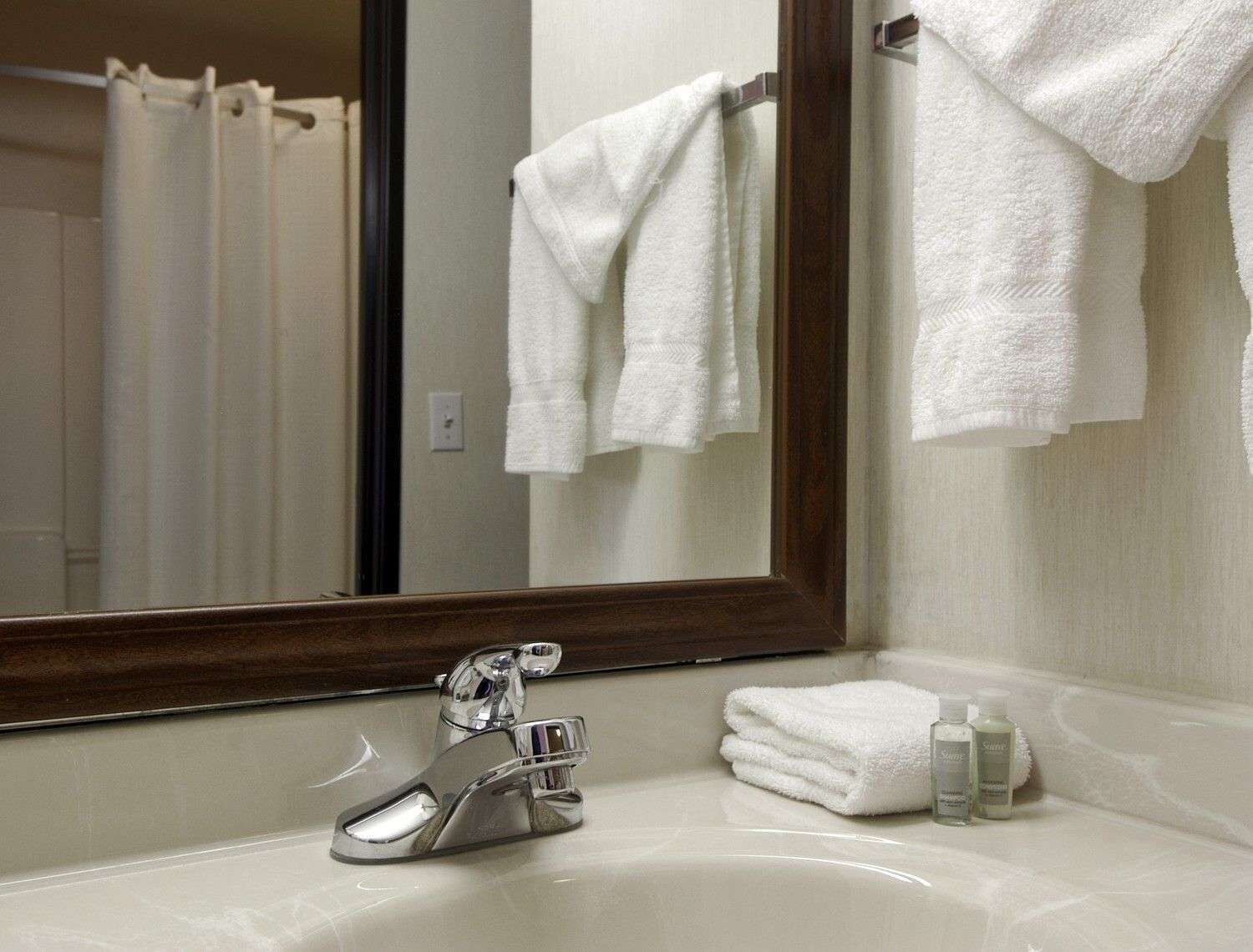 Combined shower/tub, free toiletries, hair dryer, towels