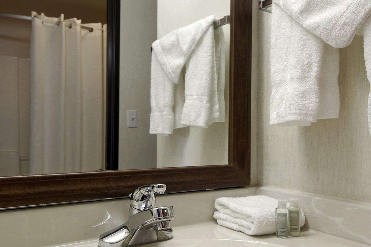Tina con regadera, amenidades de baño gratuitas, secadora de cabello