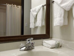 Combined shower/bathtub, free toiletries, hair dryer, towels