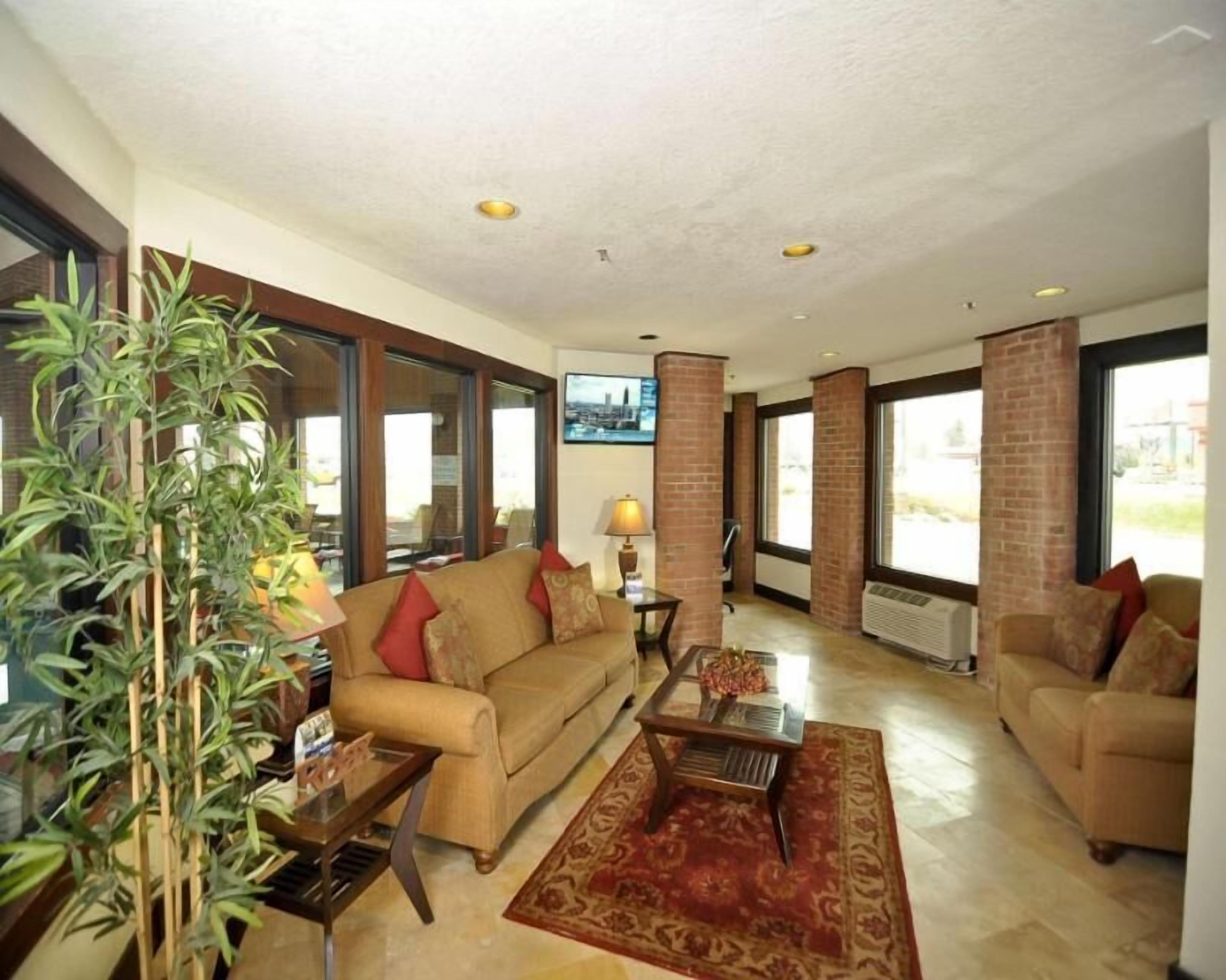 Living area | 32-inch flat-screen TV with cable channels, TV
