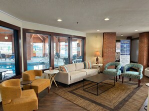 Lobby sitting area - Best Western Norwalk (Norwalk)