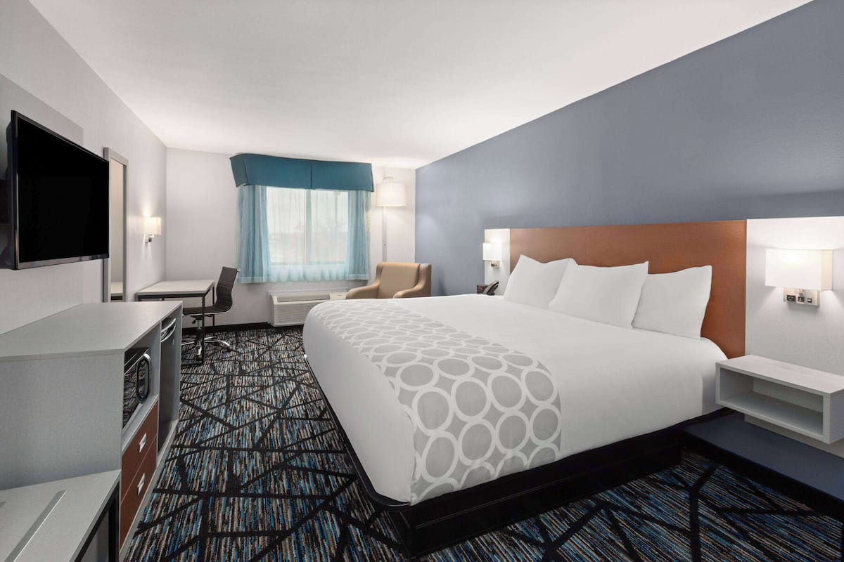 Standard Room, 1 King Bed | Desk, iron/ironing board, cribs/infant beds, free WiFi