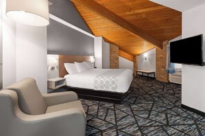 Room, 1 King Bed, Non Smoking, Jetted Tub | Jetted bathtub