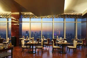 6 restaurants, breakfast served