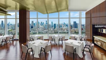 6 restaurants; breakfast, lunch, and dinner served