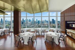 6 restaurants; breakfast, lunch, and dinner served - Pudong Shangri-La, Shanghai (Shanghai)