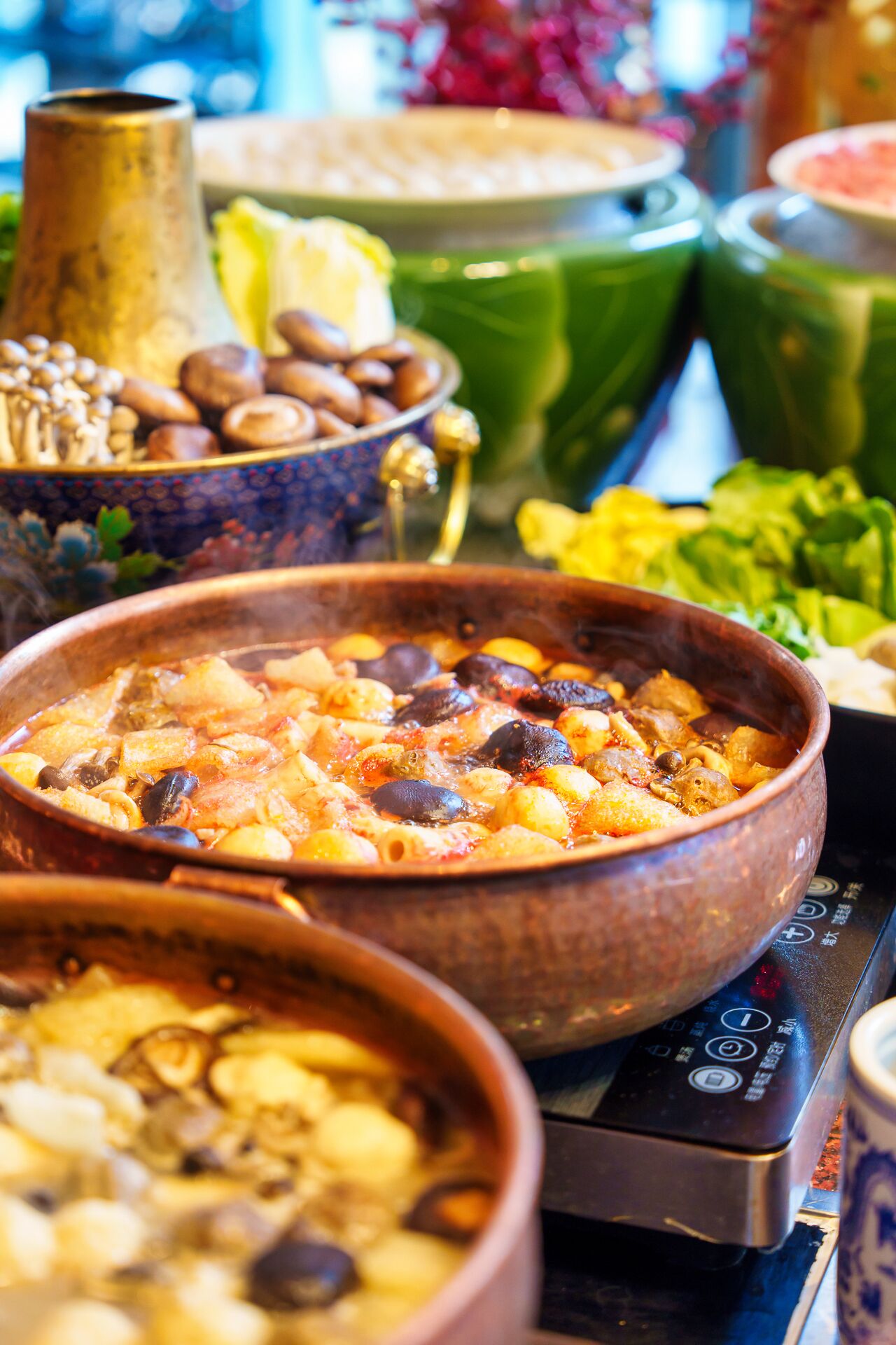 Variedad de platos en ollas de barro tradicionales, evocando un ambiente de comida cultural o tradicional.