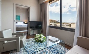 Suite – deluxe (Acropolis View) | Oppholdsområde | Smart-TV og filmkjøp