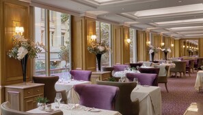 Desayuno buffet (EUR 32 por persona) 