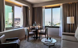Suite (Acropolis Panoramic View) | Aire de séjour | Téléviseur connecté, films payants