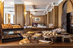 Daily buffet breakfast (EUR 32 per person)