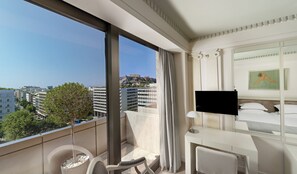 Habitación Deluxe (Acropolis View) | Ropa de cama de alta calidad y minibar