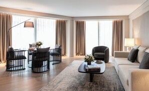 Suite – deluxe, byutsikt | Sengetøy av topp kvalitet, minibar, safe på rommet og skrivebord