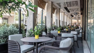 Phục vụ bữa sáng, bữa trưa, bữa tối, món ăn Hy Lạp