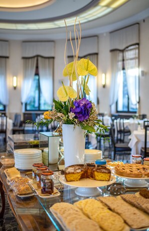 Free continental breakfast 