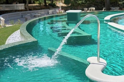 Piscina con cascada
