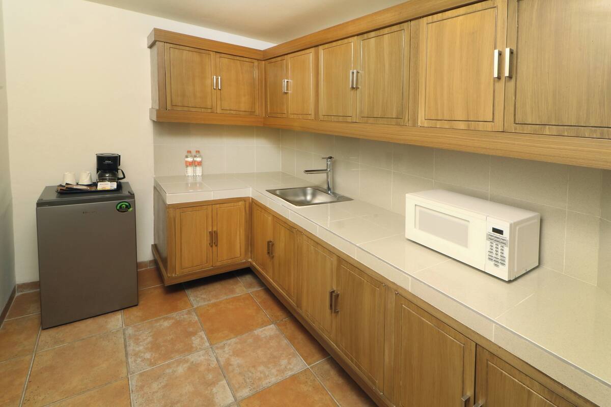 suite, 1 king bed | 1 bedroom, in-room safe, desk, soundproofing