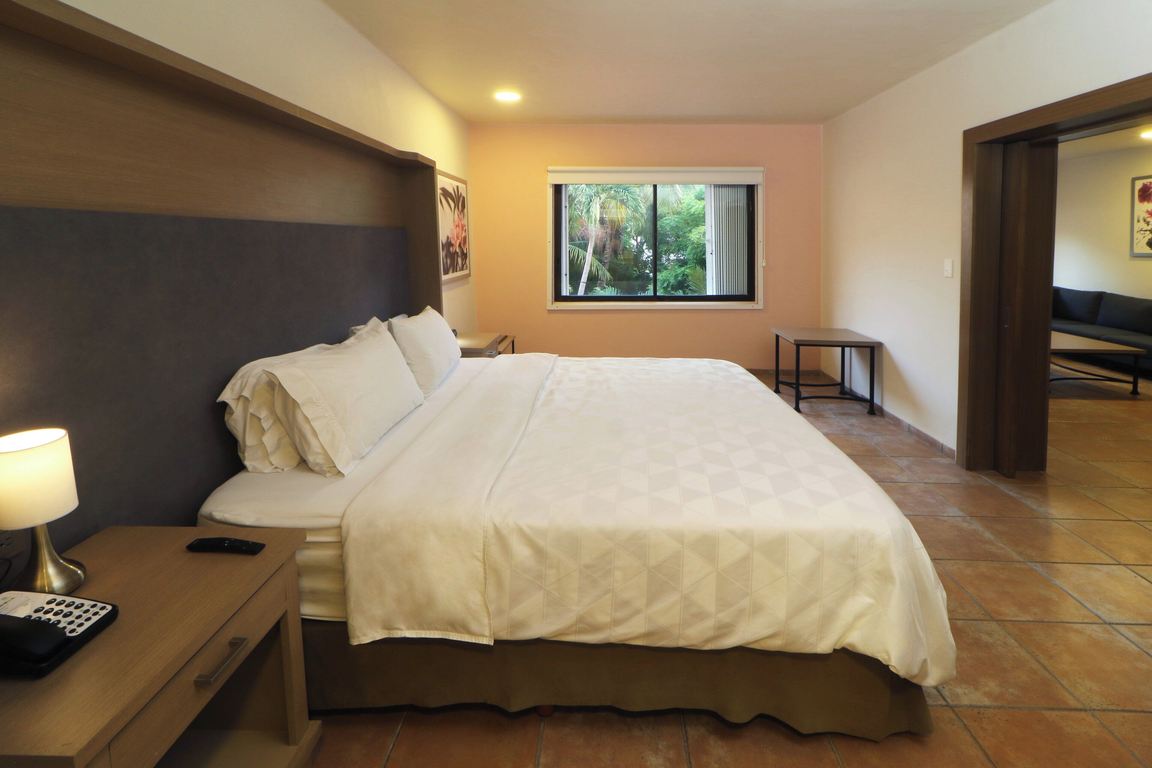 Habitación estándar, 1 cama King size, vista a la alberca | Caja de seguridad en la habitación, escritorio y insonorización 