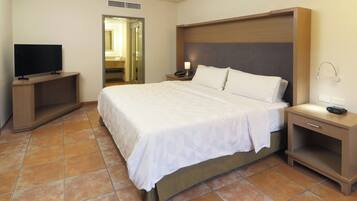 Habitación estándar, 1 cama King size, vista a la alberca | Caja de seguridad en la habitación, escritorio y insonorización