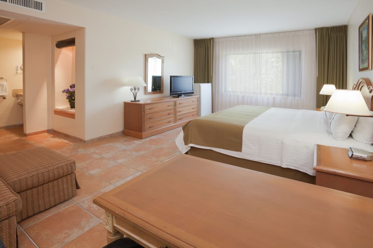 suite, 1 king bed | 1 bedroom, in-room safe, desk, soundproofing