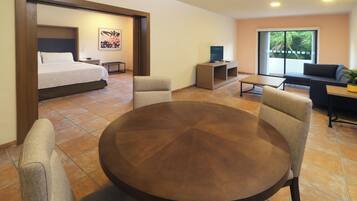 Suite, 1 cama King size | Caja de seguridad en la habitación, escritorio y insonorización