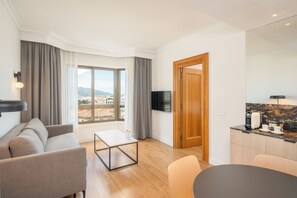 Minibar, caja de seguridad en la habitación y escritorio 