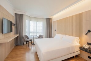 Minibar, värdeförvaringsskåp på rummet, skrivbord och ljudisolering