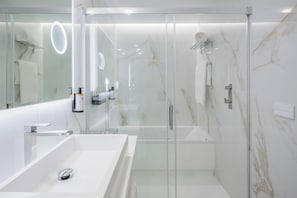 Secadora de cabello, bidet, toallas