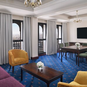 Suíte, 1 quarto, para fumantes (Living Dining) | Área de estar | TV