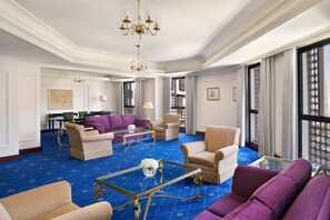 Minibar, in-room safe, desk, blackout curtains - InterContinental Dar Al Hijra Madinah by IHG (Madinah)