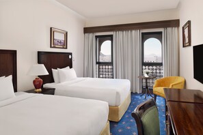 Frigobar, cofres nos quartos, escrivaninha, cortinas blackout