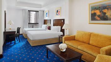 Minibar, coffres-forts dans les chambres, bureau, rideaux occultants