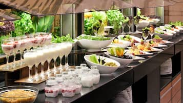 Petit déjeuner, déjeuner et dîner servis sur place