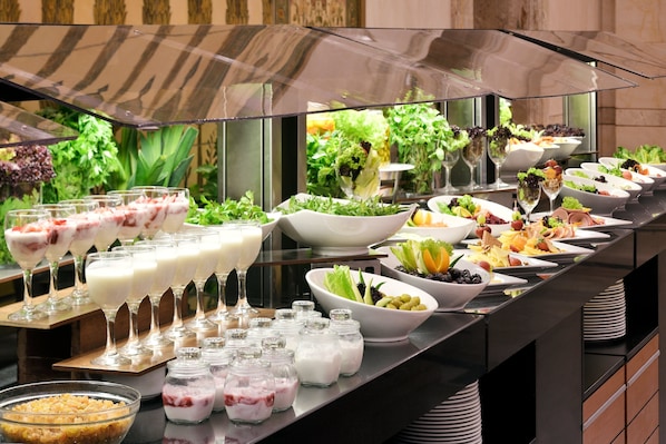 早餐，供應午餐和晚餐