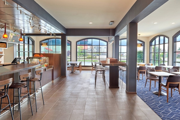 Breakfast and dinner served