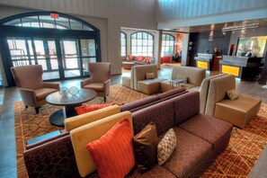Lobby lounge - Courtyard by Marriott Waterloo St. Jacobs (Township of Woolwich)