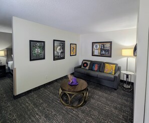 Rom, 1 kingsize-seng, ikke-røyk, kjøleskap og mikrobølgeovn (Theme Room;with Sofabed) | Strykejern/-brett, ekstrasenger (mot et tillegg), internett og sengetøy
